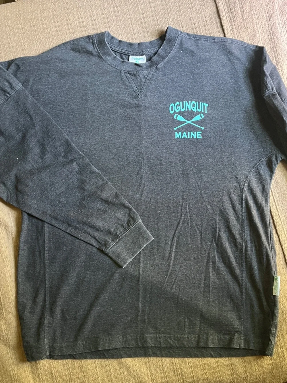 Ogúnquit Maine Men's Long-Sleeve shirt - Charcoal Heather with Teal Print